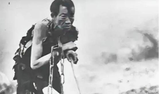 1949年，西宁解放那天，一个放牛奴瘸着腿冲进解放军驻地：“我是失踪12年的红军