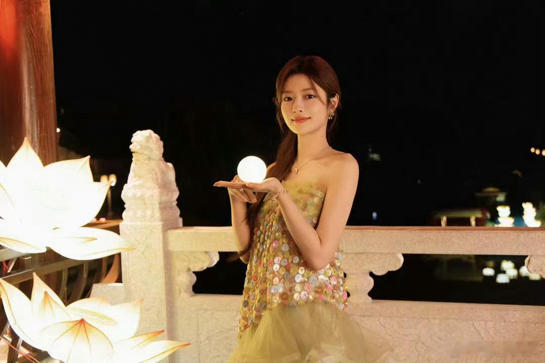 徐若晗东方美学这一块徐若晗中秋造型尽显东方美徐若晗适配度超高的中秋造型，柔和光影
