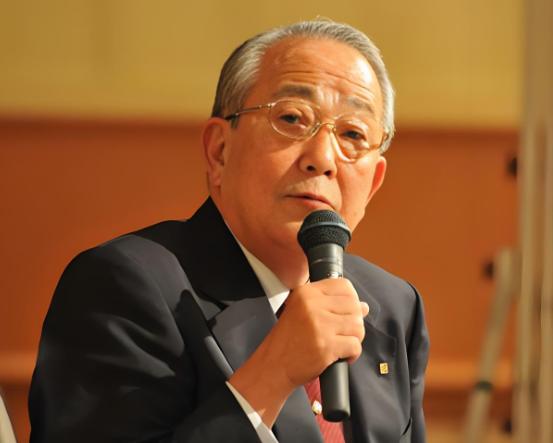 稻盛和夫说：

“人为什么要努力赚钱？
为了在你夹菜的时候，
别人不敢转桌子；