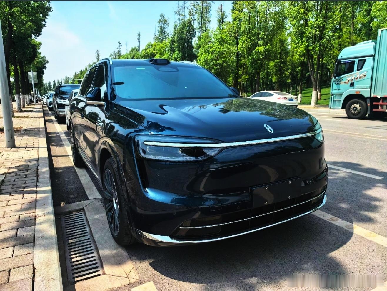 问界M7的野生图，尾部很圆润。“大车好开更好坐”是问界成功的重要基因，这次M7不