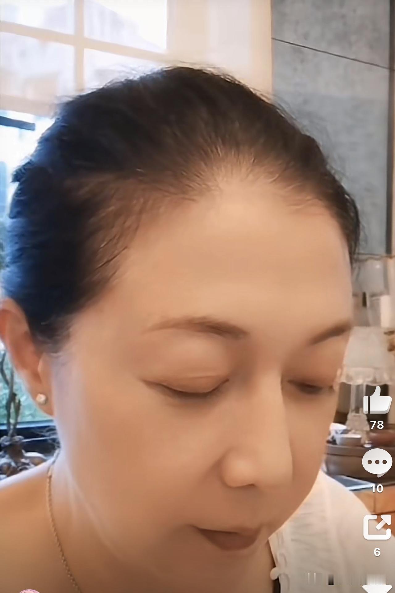 吴绮莉在直播时说：

那时候第一次当母亲，什么都不懂，那些争吵、失控都在无形中伤