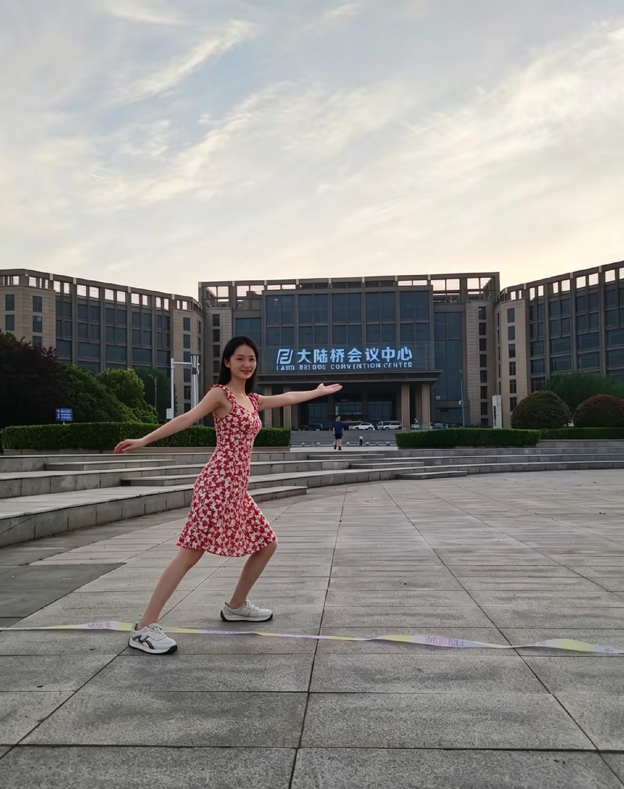 今天真是满满的一天！在陆桥会议中心前，阳光洒在身上，那感觉就像被一双温暖的手轻轻