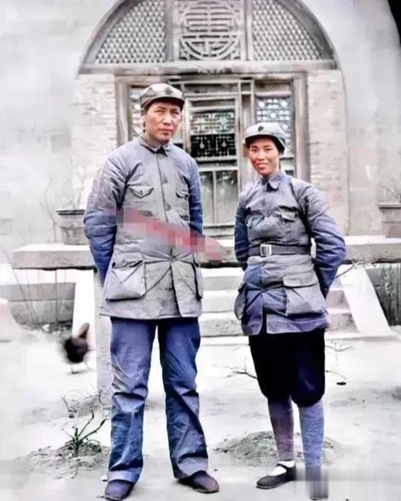 罕见照片:1936年在延安毛主席43岁时拍的照片

毛主席身躯伟岸，英姿勃发，表