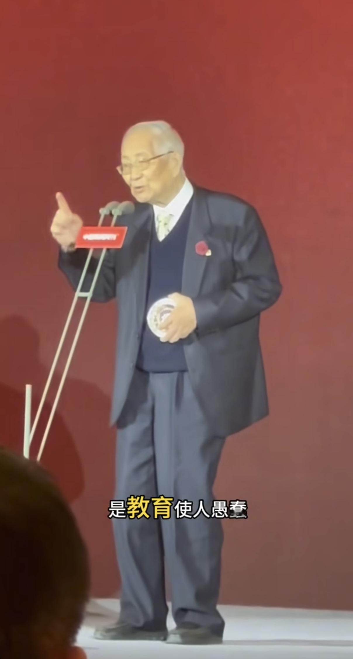 中国科学院院士，同济大学教授汪品先在一次演讲中，引用罗素的话说：人生下来的时候，