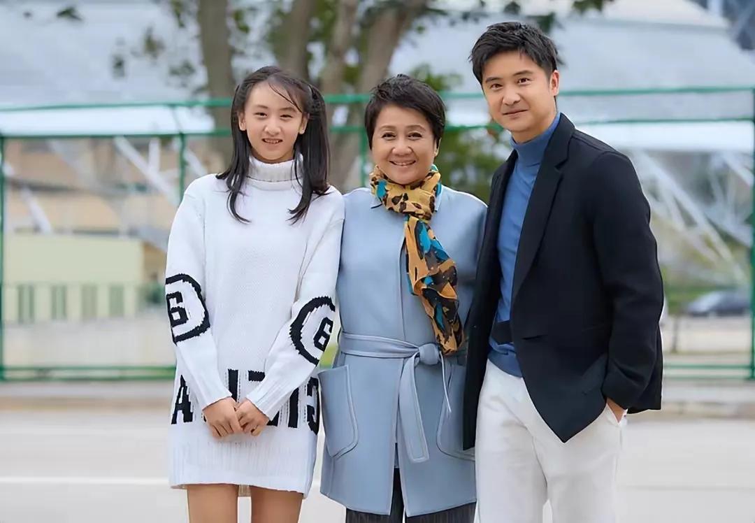 田亮父女和赌王四太梁安琪为啥会凑一块了？有人还说森碟小小年纪搭上四太，要发达了[