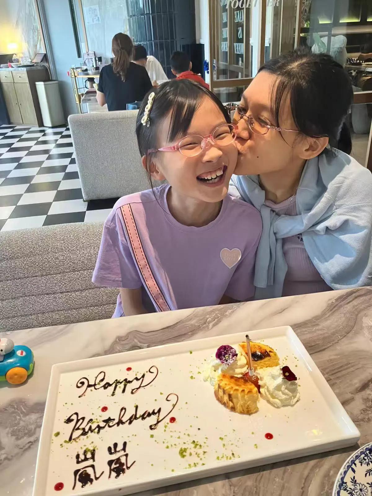 值此外孙女晓岚十岁生日感言
​心玥聪颖志向高，
晓岚成长活跃期，
悦贻举止逾同龄