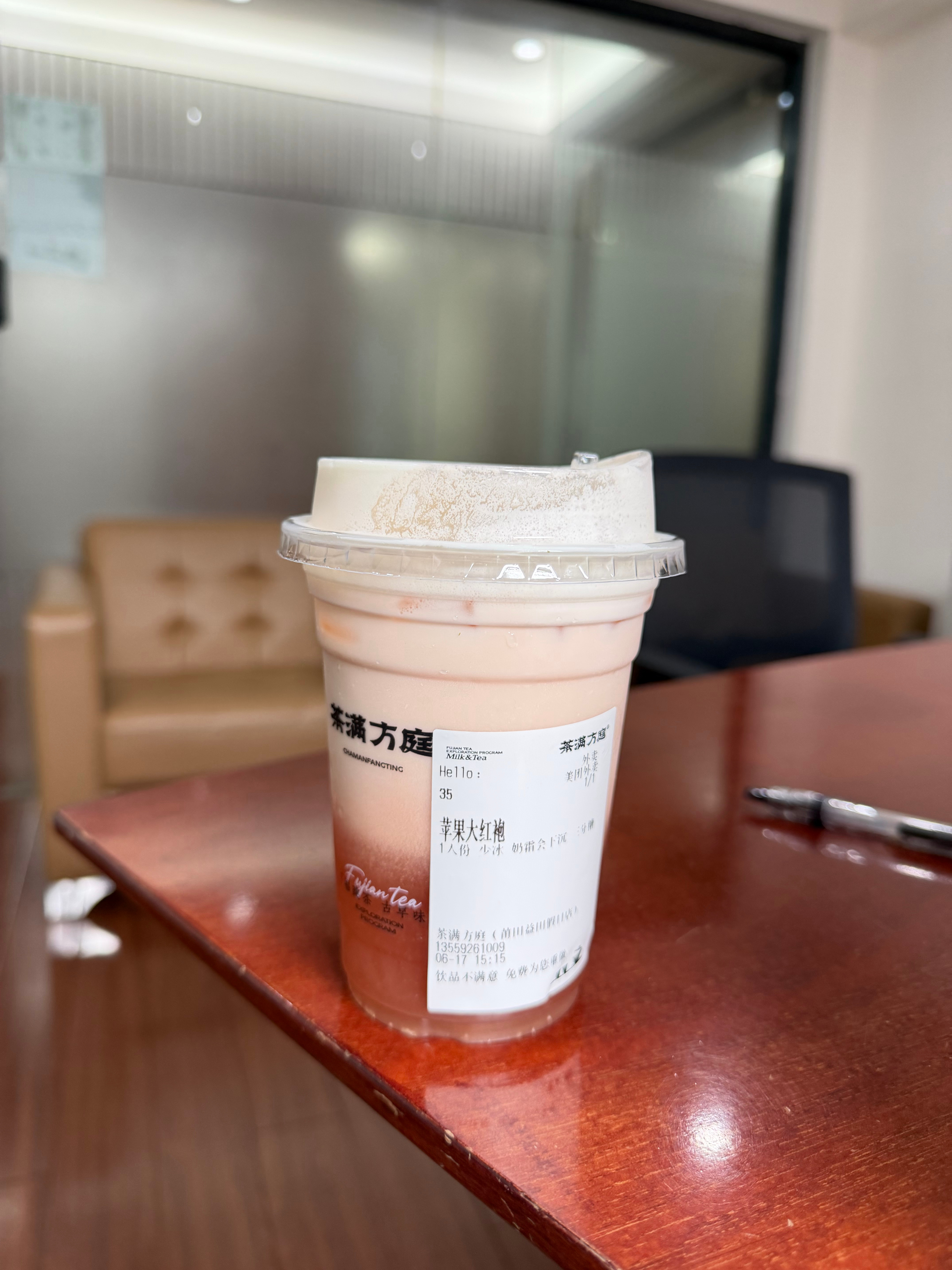 最近跟着外地博主探索福建饮品，现在的服务真好，上面写着：饮品不满意，免费为您重做