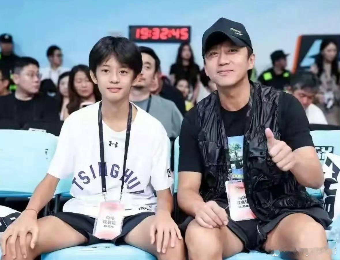 邓超孙俪儿子U14男子组亚军邓超孙俪儿子邓涵之，颜值和球技并存，率队获得国际篮球