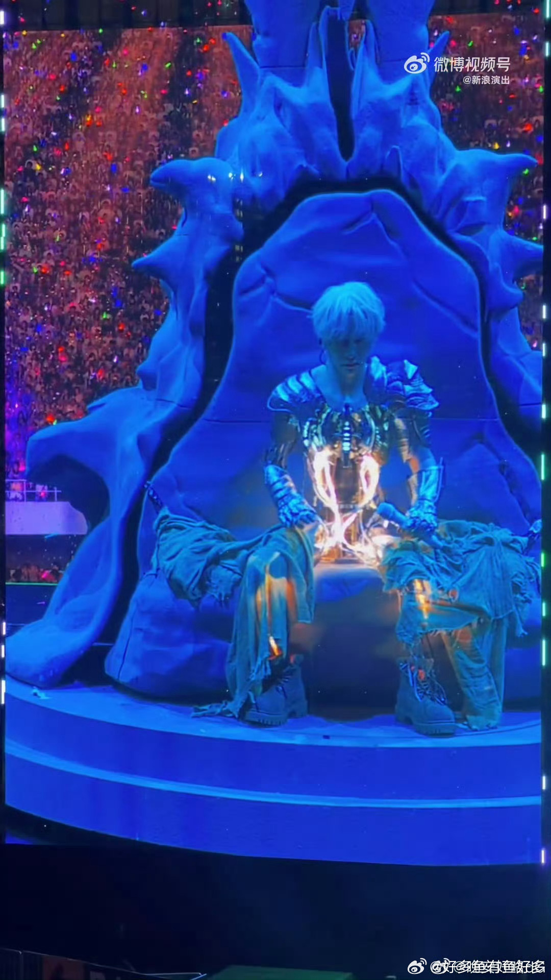 薛之谦与薛之谦Ai机器人共唱骆驼 《骆驼》演唱中藏大招！从真人到AI机器人的切换