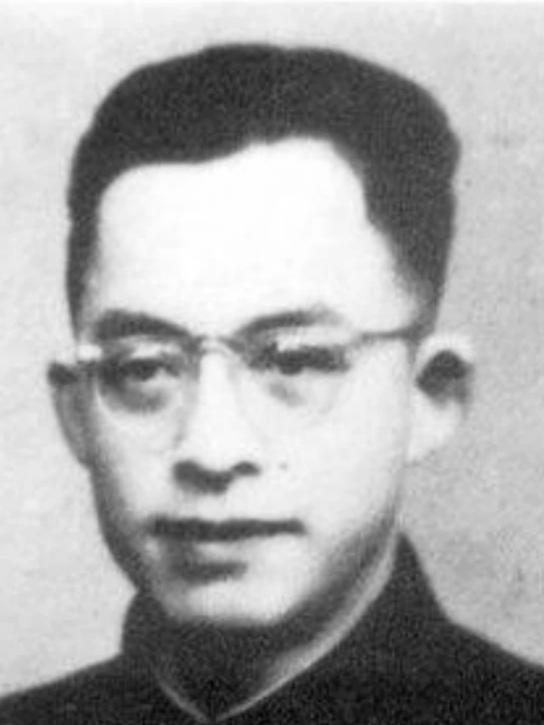 1949年4月，被俘的国民党副师长竟笑了。他冲我军团长喊：“老同学，别押我，我是