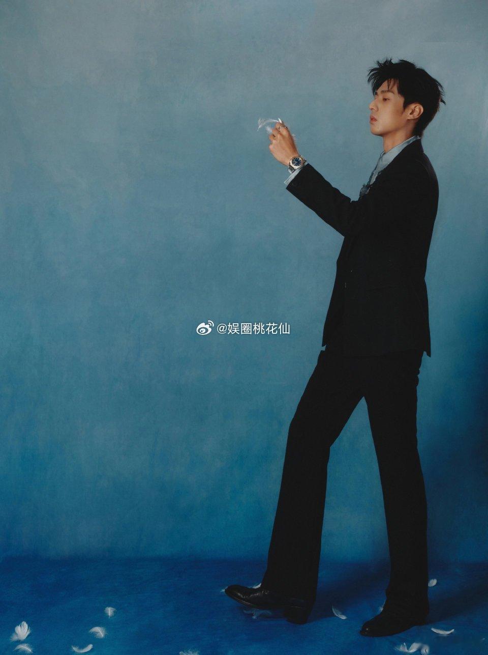 陈靖可不语一味地撒羽毛 陈靖可的ootd藏着巧思！蓝色羽毛衬衫搭配撒羽毛的动作，