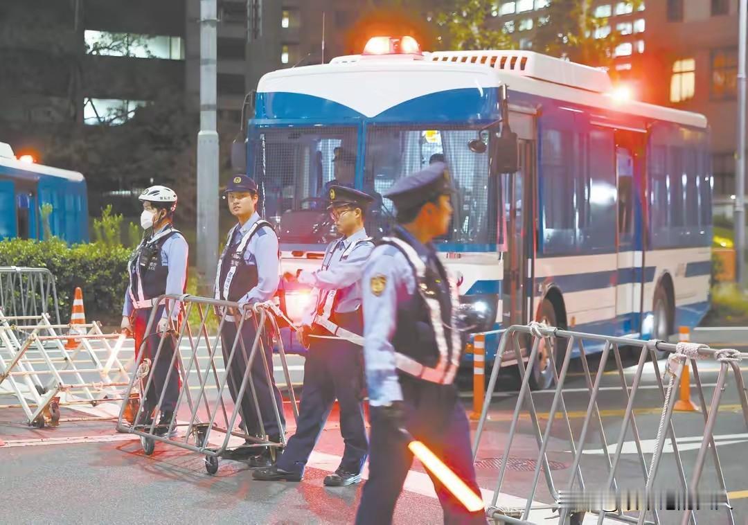 真是怕出事啊！
特朗普就是去日本捞好处的，东京居然也投入1.8万名警力进行保卫？