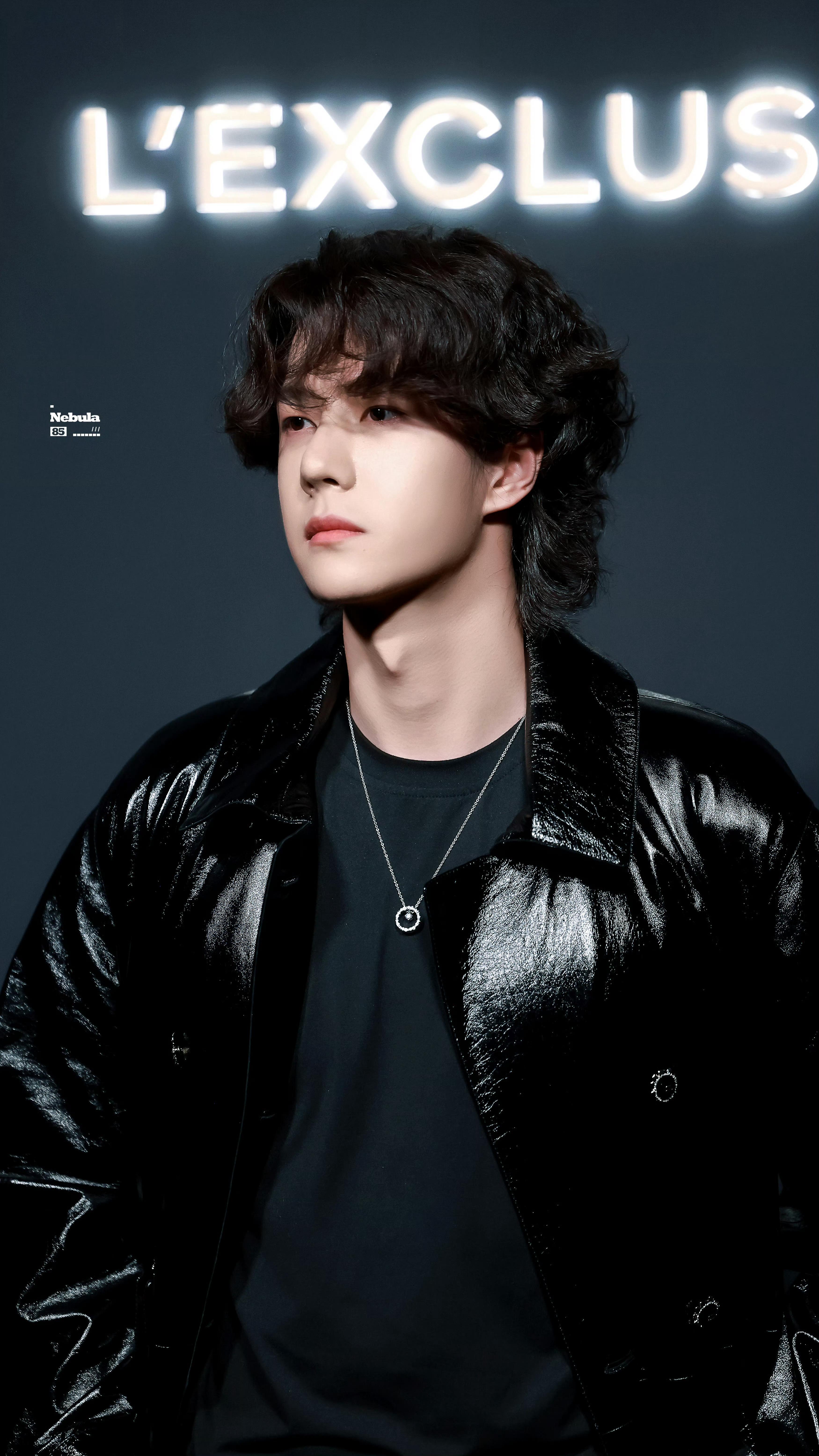 王一博长款皮衣的神 真的很斯哈 