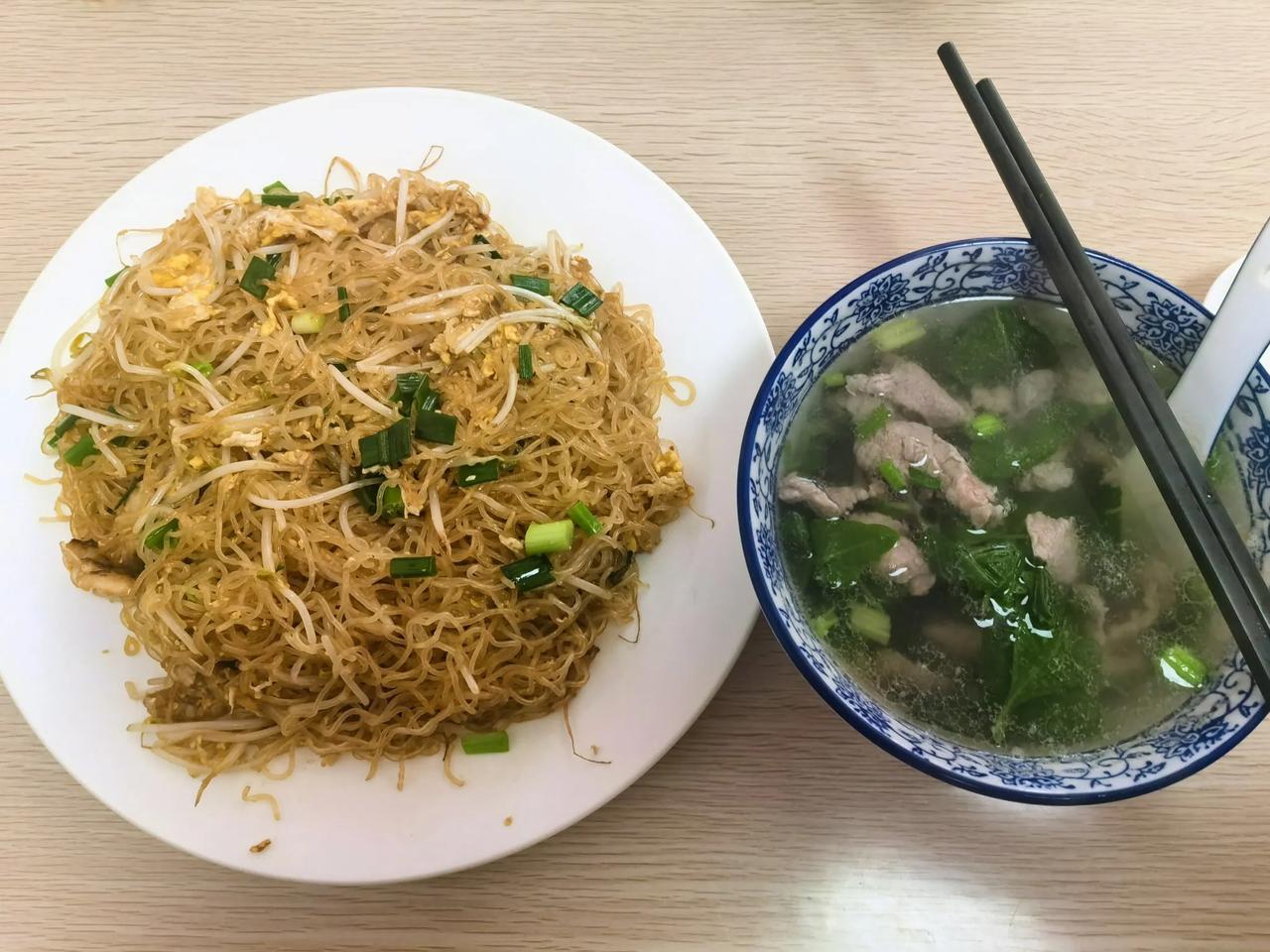 而且我发现身边的人也有这种意识，大家同事一起出去聚餐，吃不完的，比如说烤鸡烤鸭烧