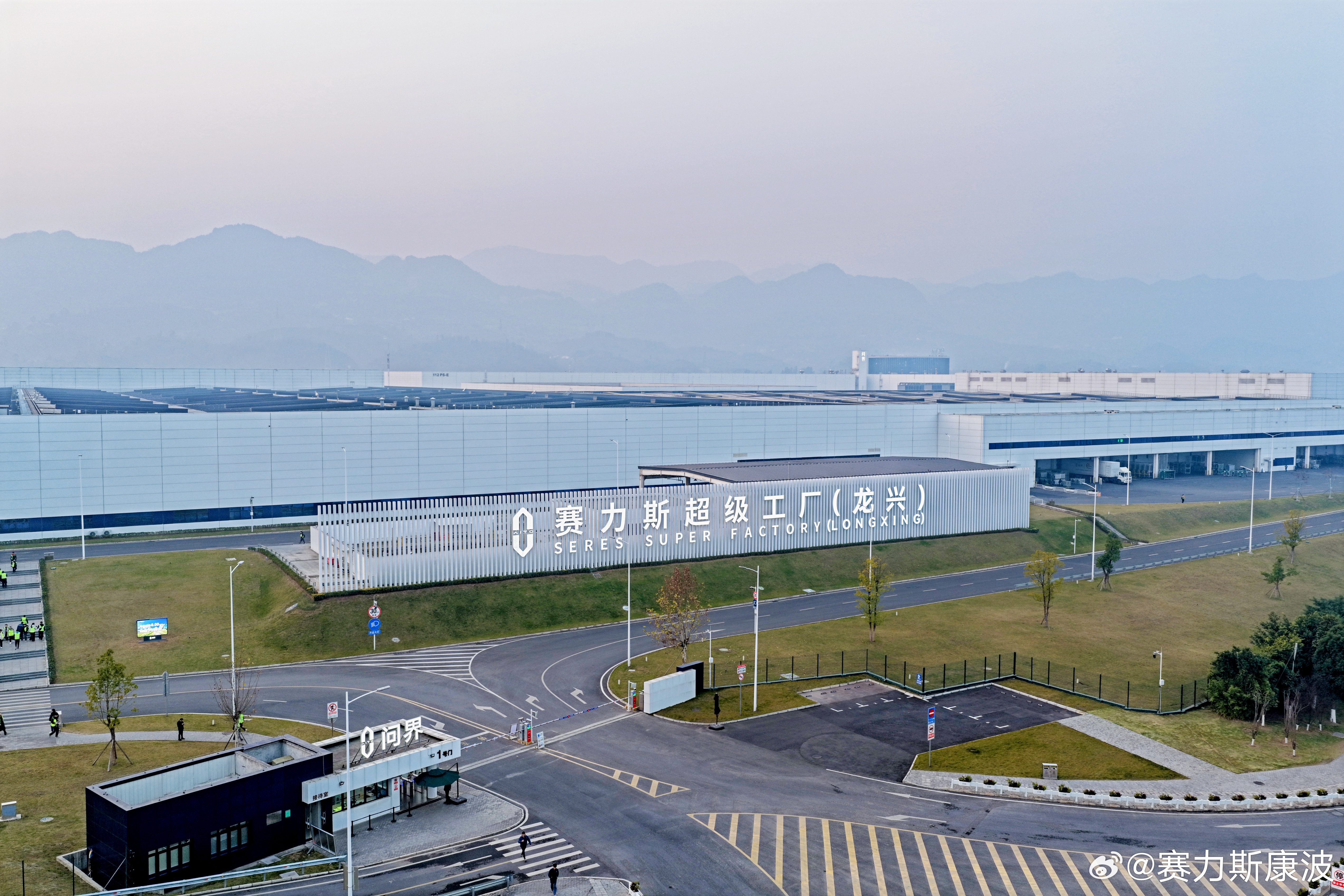 赛力斯超级工厂（龙兴）获国际权威机构SGS的“碳中和”认证。赛力斯以打造“零碳工