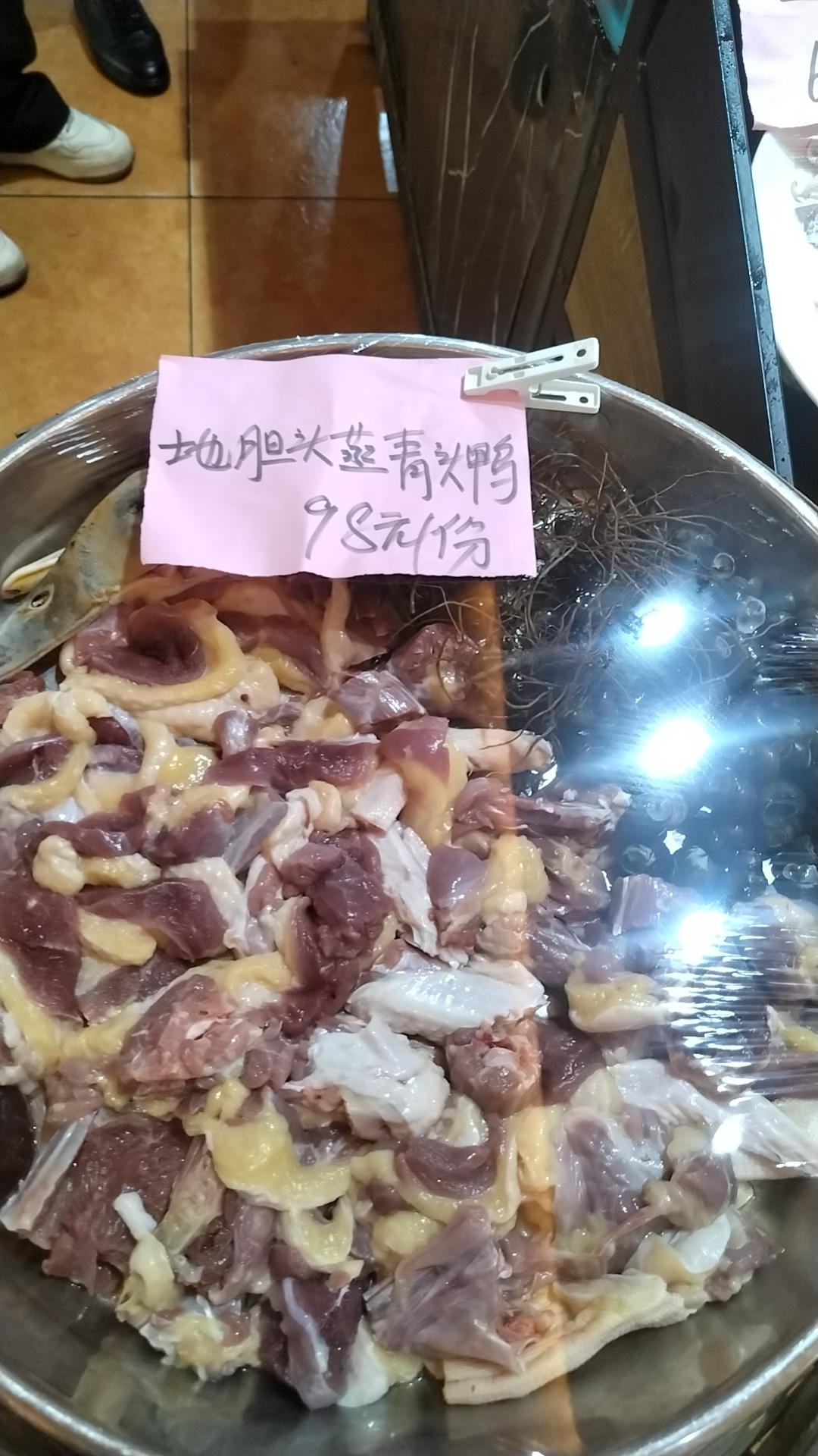 人穷只是一时的困境，肯吃苦、肯努力，慢慢总能熬出头，怕就怕心穷。眼界窄、格局小，