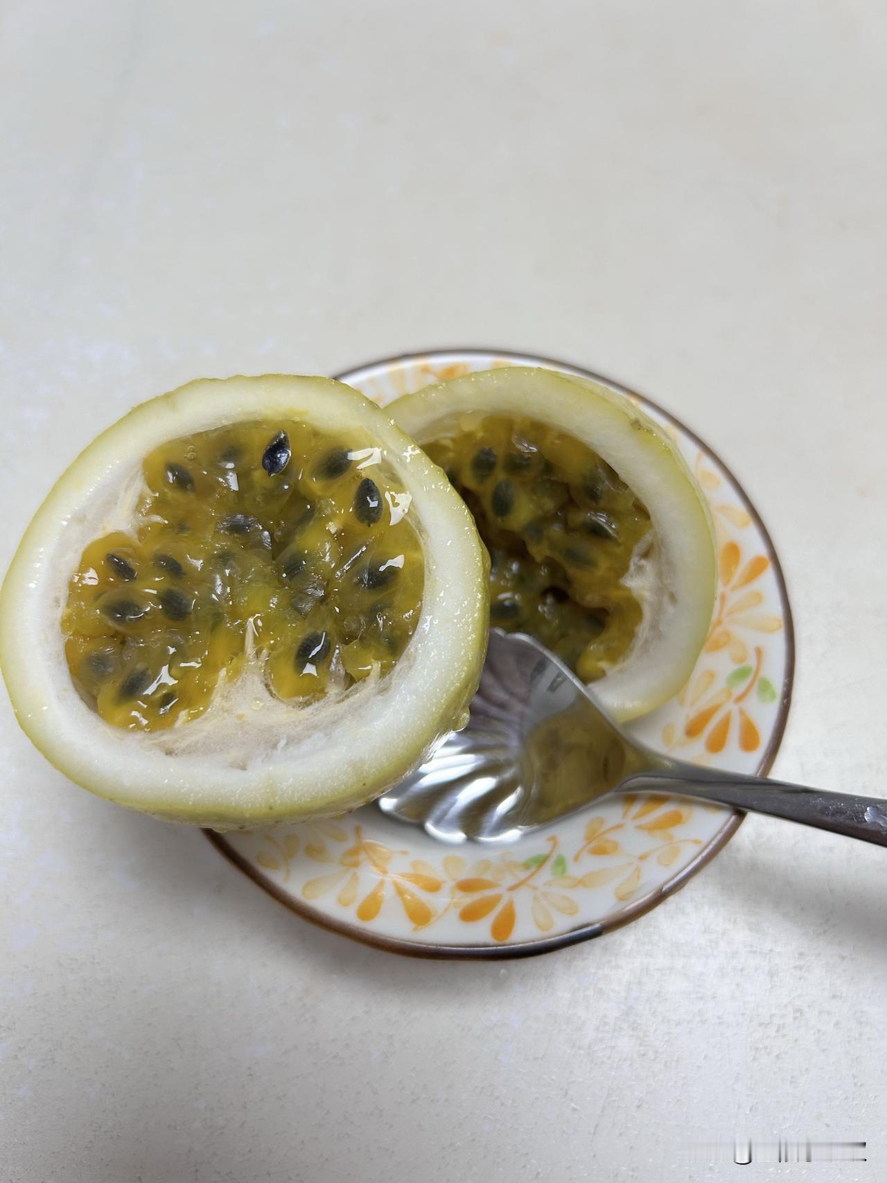 最近吃黄金百香果上瘾了，就是每次在家切的时候有点麻烦，因为每次从中间切开，案板上