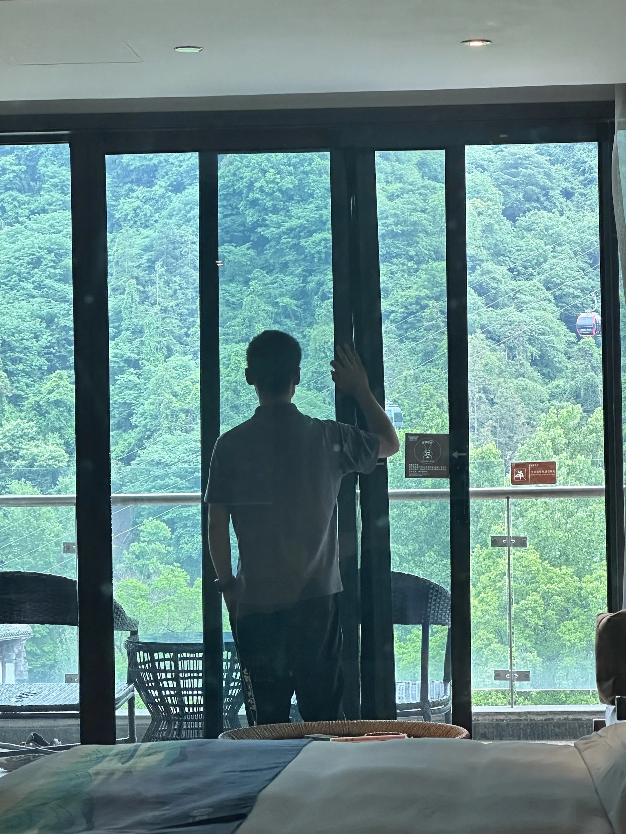 1. 当你觉得一切都需要钱的时候，青春就结束了； 2.对不起任何人都没...