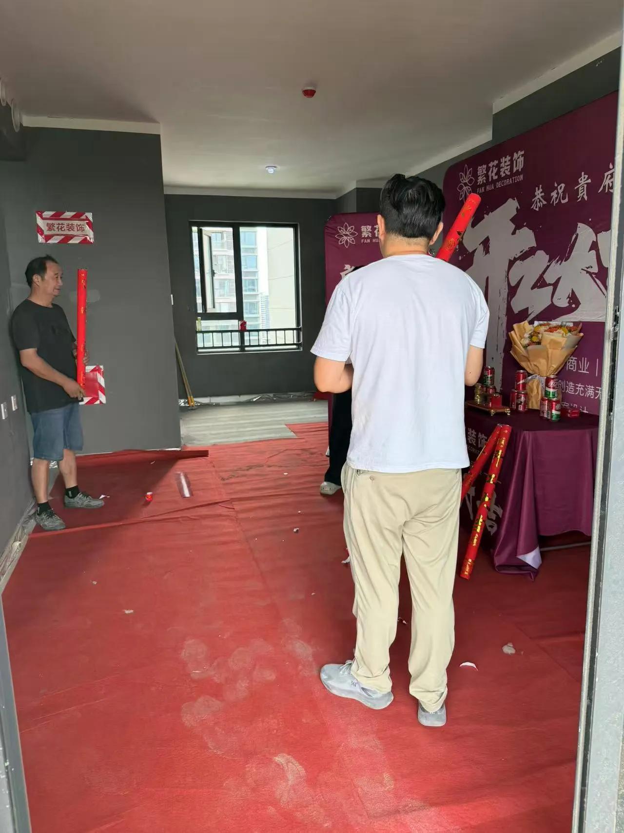 郑州今天停课，昨天下了一天的雨，今天跟昨天一样没有停下来的意思。
正在施工的工地