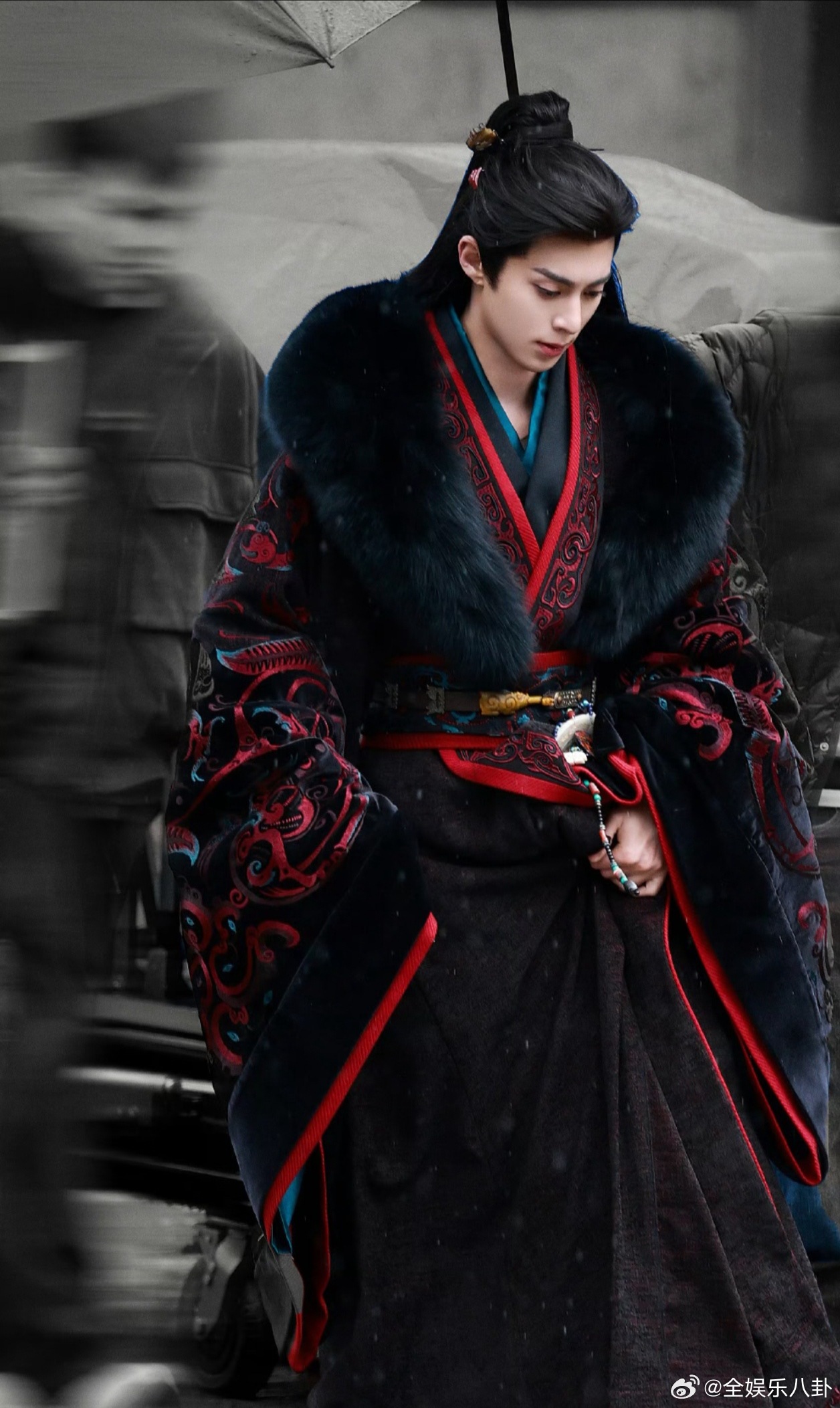 这大概就是“有效缺席”。人在剧组打磨角色，但江湖处处有他的传说。《大奉》成绩亮眼