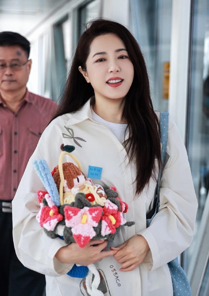 最近曾黎现身机场，她这次搭配的很显年轻，看上去非常的时尚，真的好迷人。

曾黎里