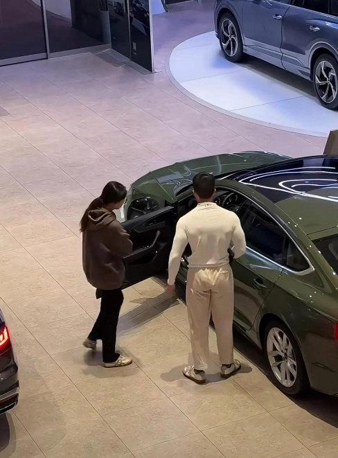 4S店销冠的神操作！为客户开门直接单膝跪地，服务堪称“帝王级”。有人觉得这种服务