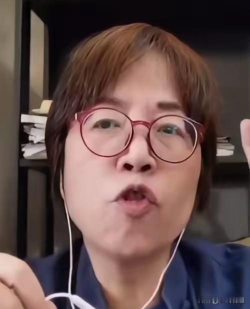 台湾黄智贤这个老太婆面相越来越丑，越来越狰狞了…

这个老女人骗了我们那么多年，