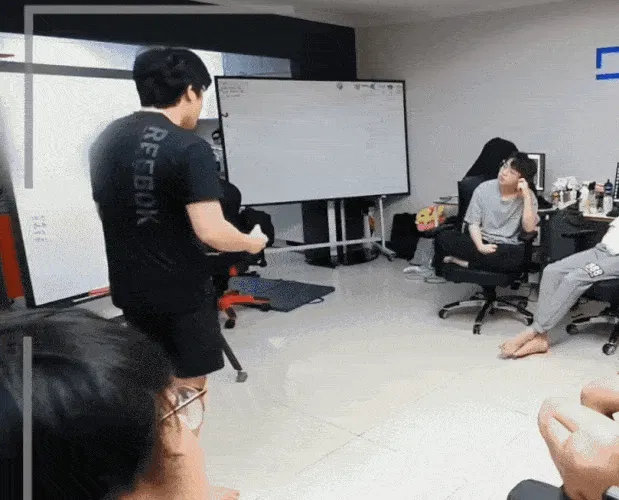 明年jdg的休息室复盘：ale因为顶嘴被cvmax一拳，xun因为嘻嘻哈哈被cv