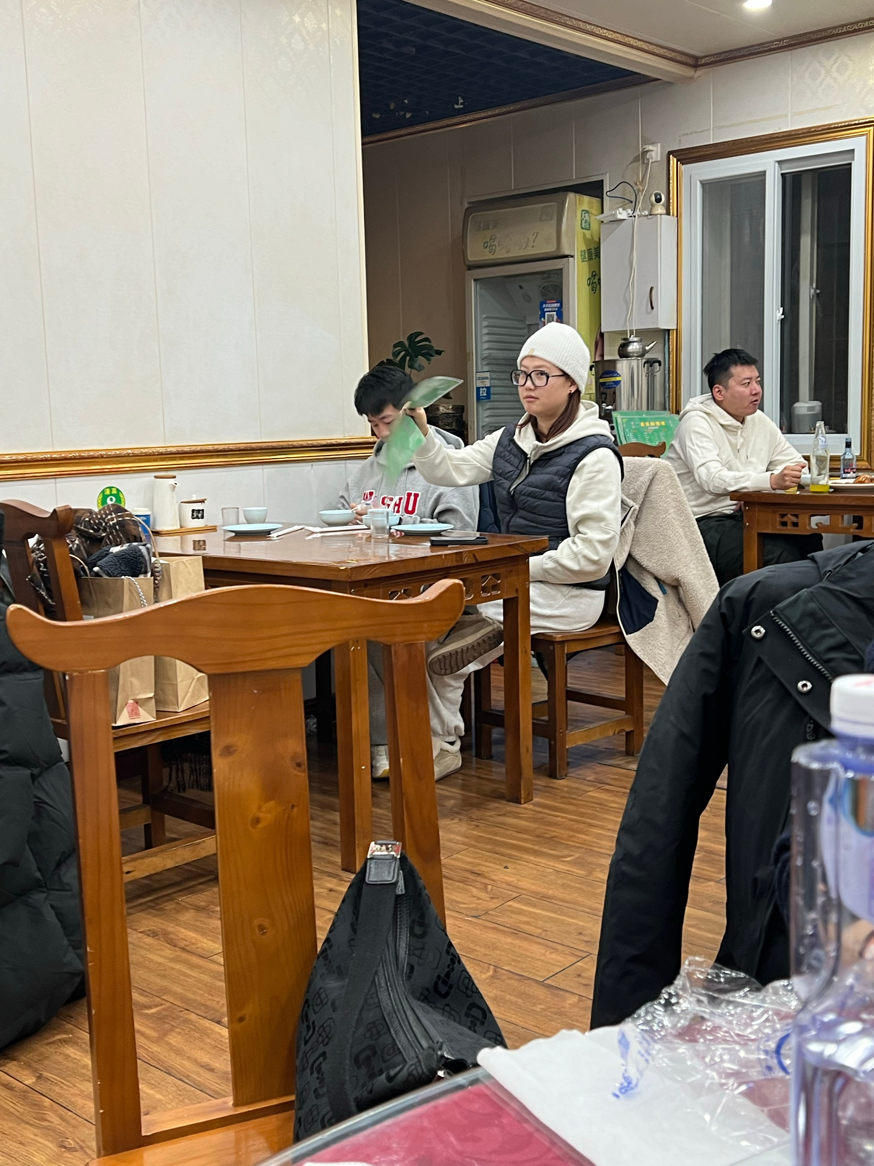 旁边一桌抽烟，后面小姐姐的这个扇子挺逗抽烟这几个是我邯郸老家的（听他们说话听出来