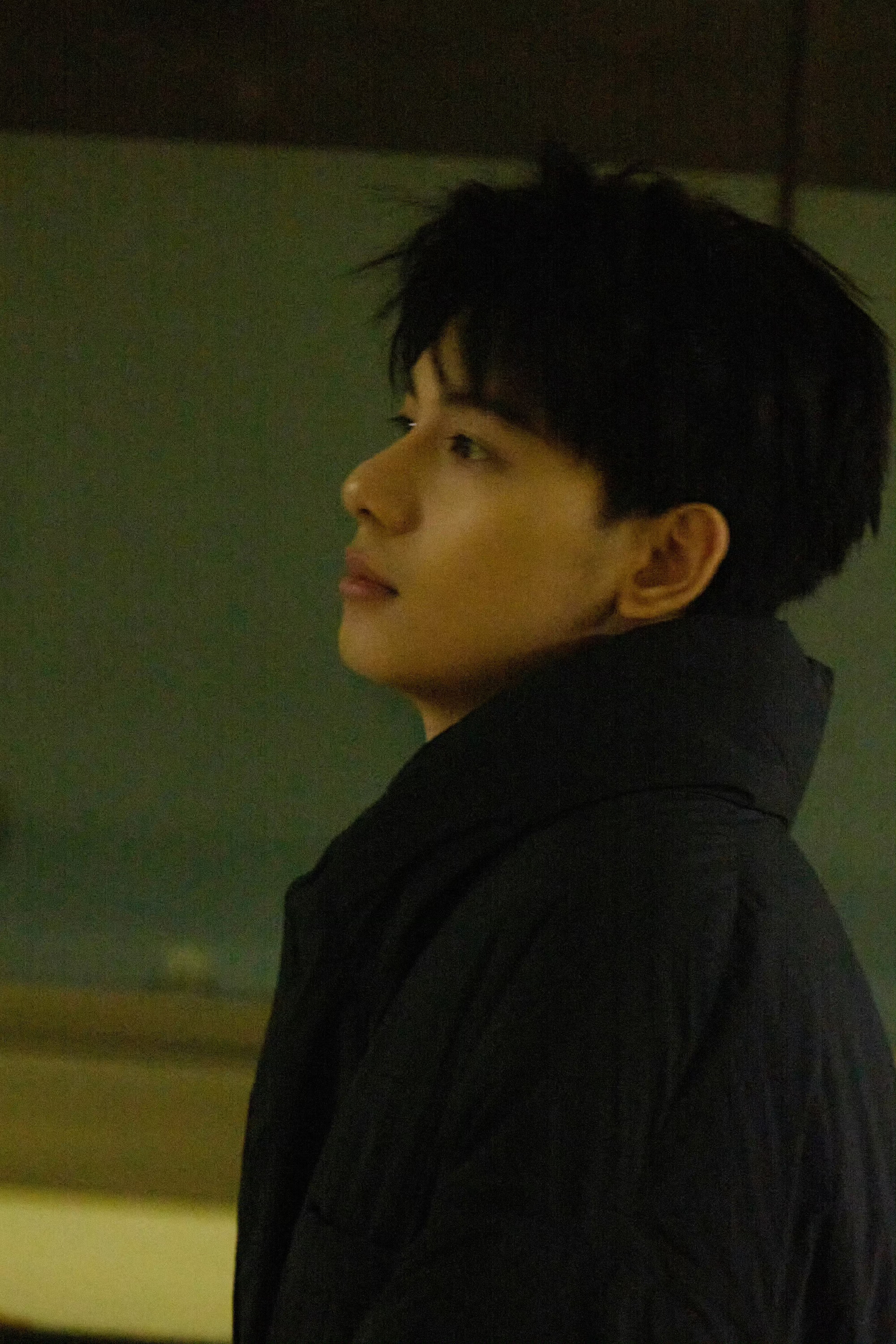 胡先煦我勒个大V被胡先煦下颚线割伤胡先煦下颚线锋利如刀刻，褪去婴儿肥，骨相惊艳，