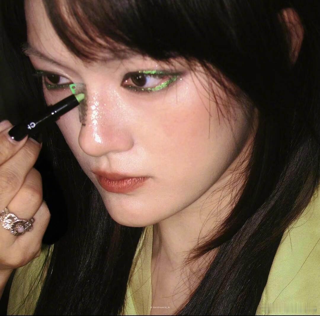 陈文淇，世界上最适合彩色眼影的女人！！ ​​​