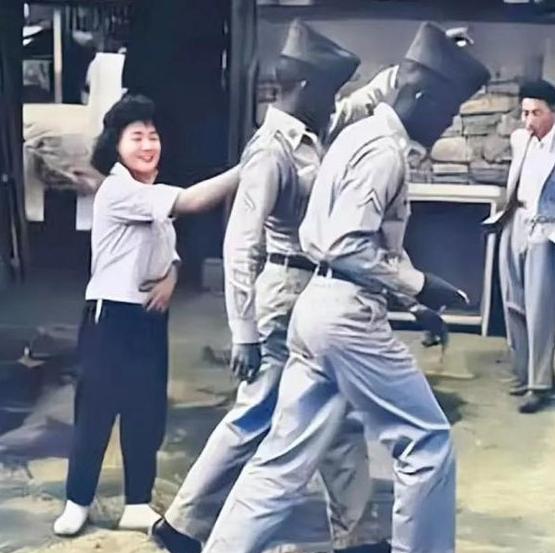 “我最怕侍候黑人了”，二战结束后，日本为了讨好美军，强迫国内平民女性，给美军当慰