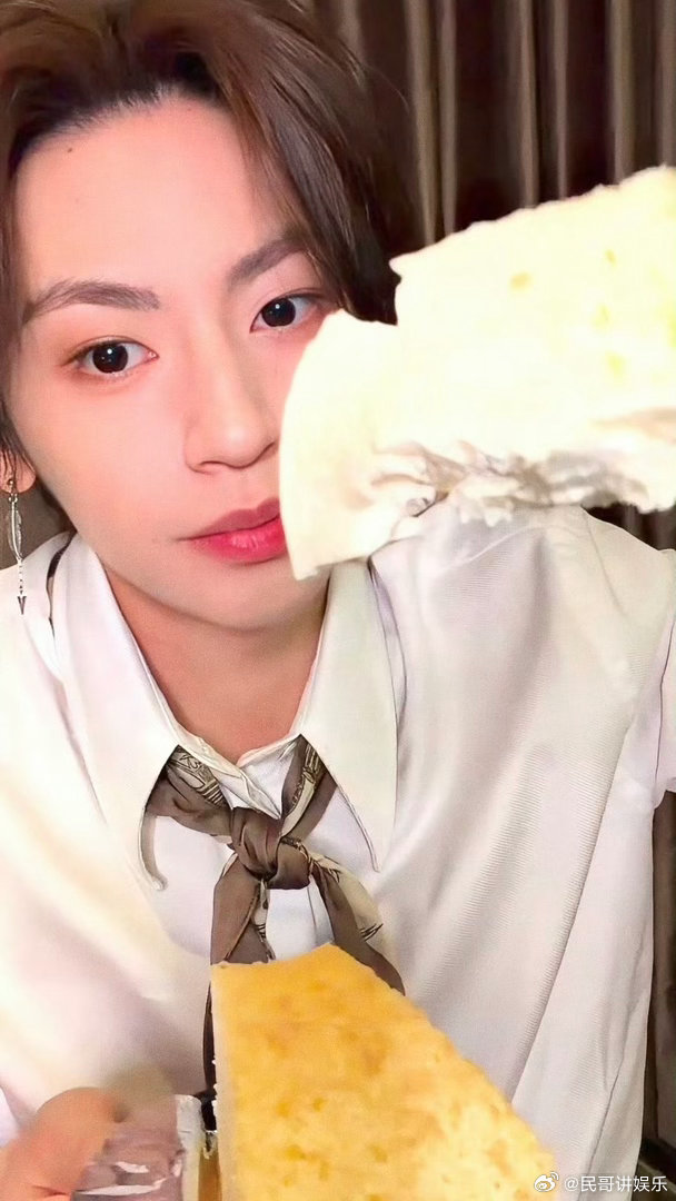 小鬼出道八周年直播 从青涩到独当一面，八年沉淀全在作品里！直播里的贴心回应，藏着