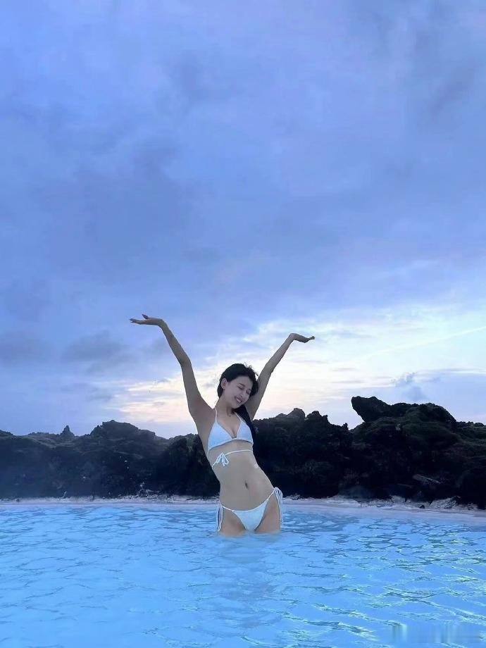 五一营业啦！孙怡晒自己的素颜泳装照，身穿白色比基尼，素颜出镜，整个人白到发光，身