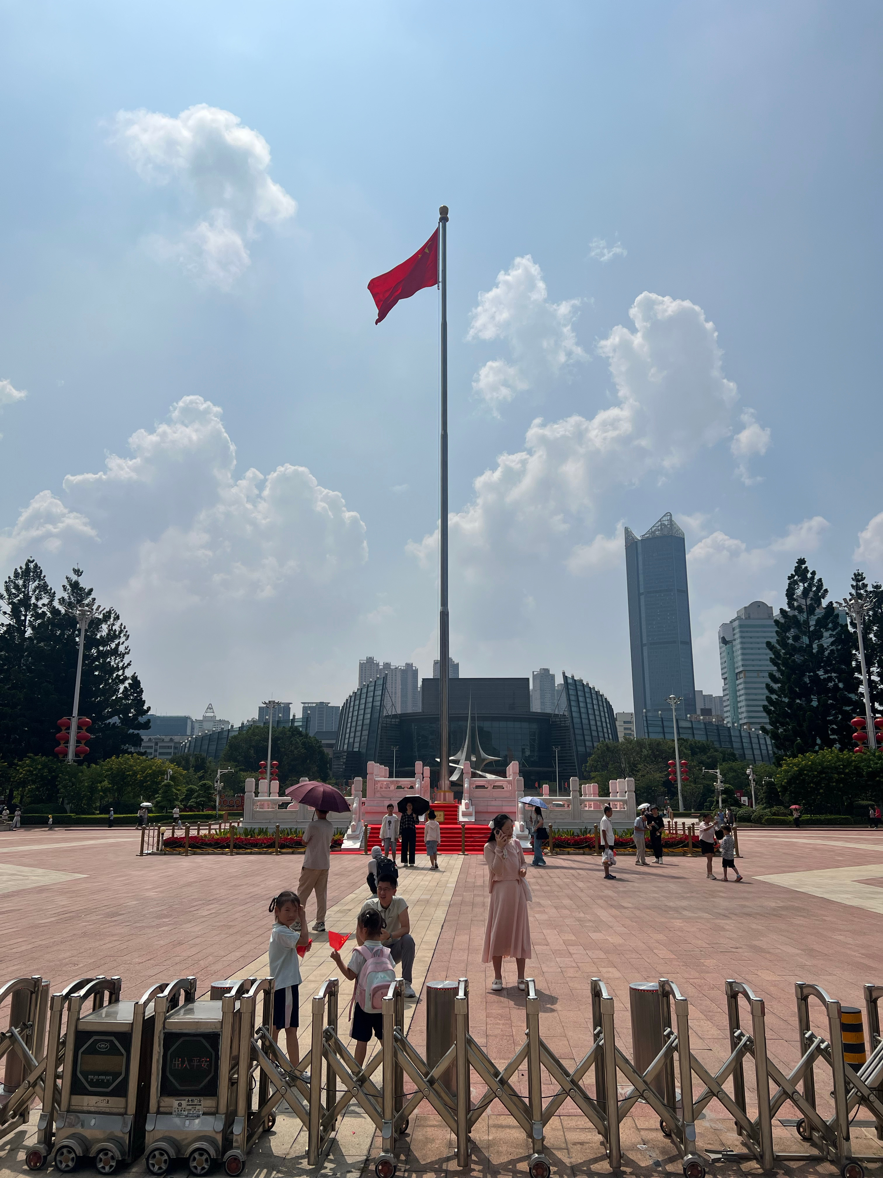 生于华夏何其有幸，国泰方能安家，欢度国庆，愿我们祖国繁荣昌盛。国庆节快乐  ​​