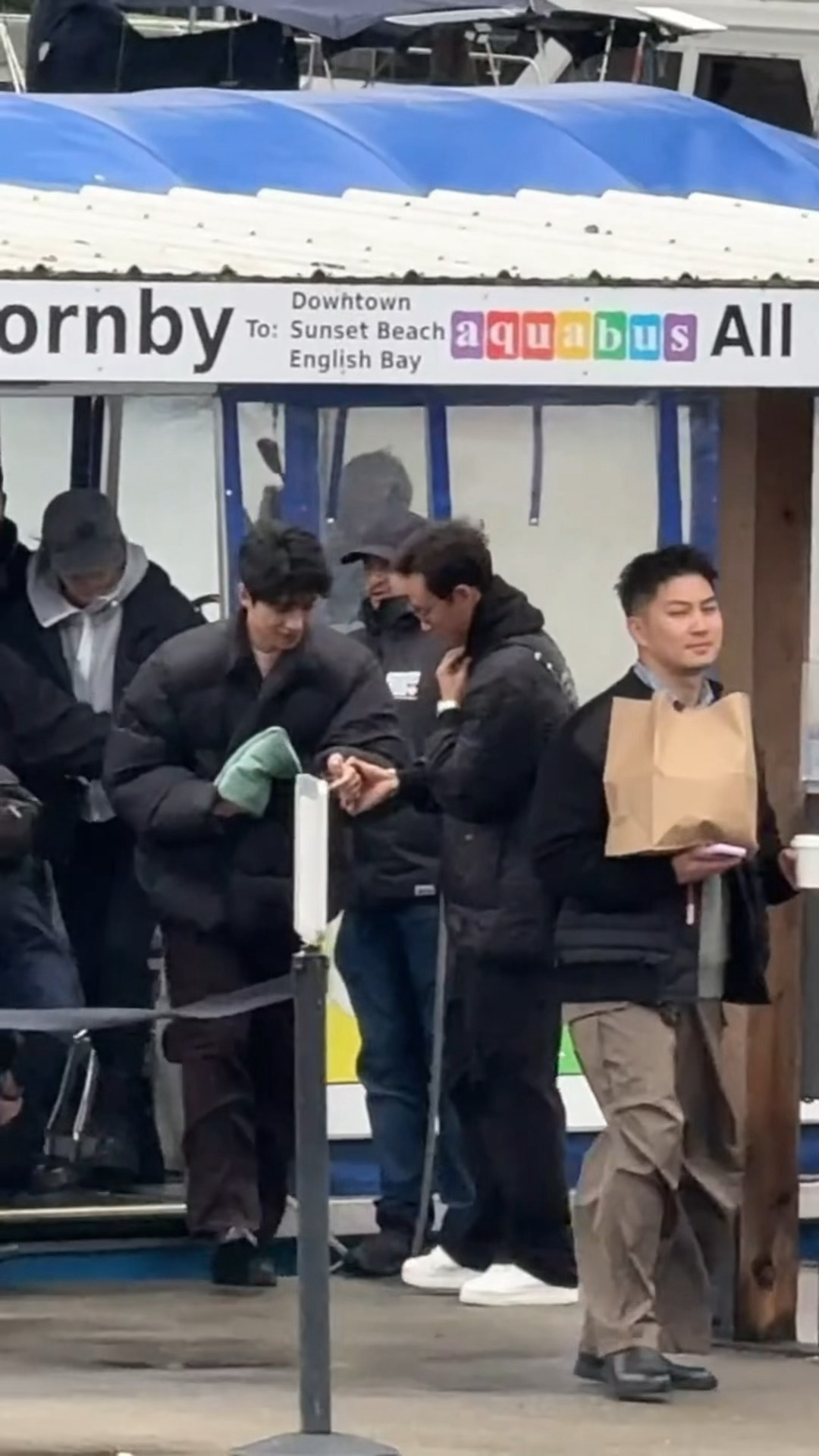 杨洋真的满世界的溜达，有网友在温哥华偶遇他了，哥我也能扶你下船 