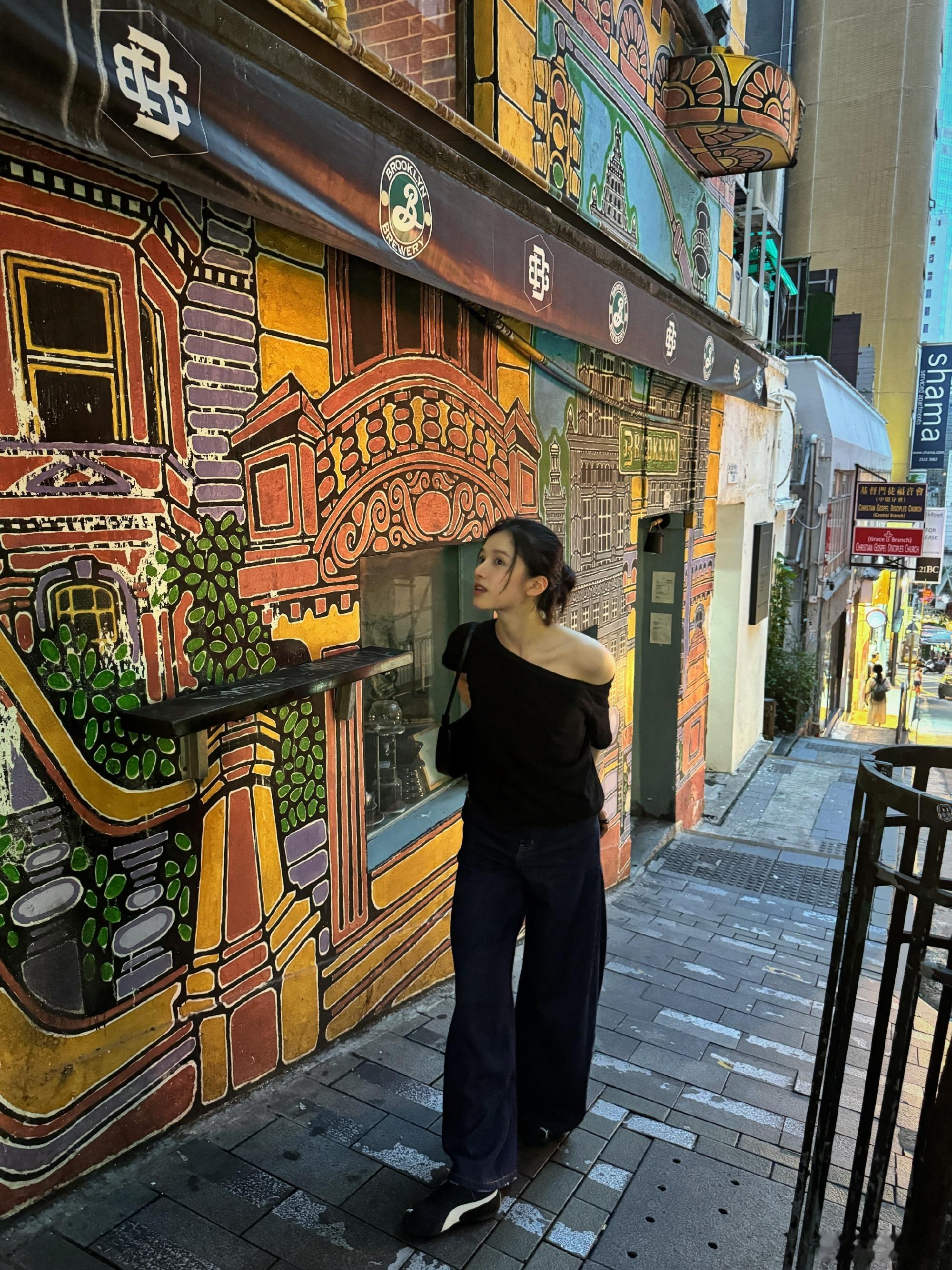 #张婧仪小露香肩#漂亮仪子的香港游记🇭🇰我仪真的美得毫不费力…鲜活又松弛[赢