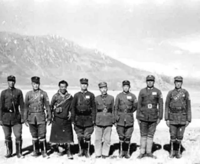 “兄弟们都快死光了！”1950年，新疆的一个边防哨所上，几个国民党士兵，哭着对着