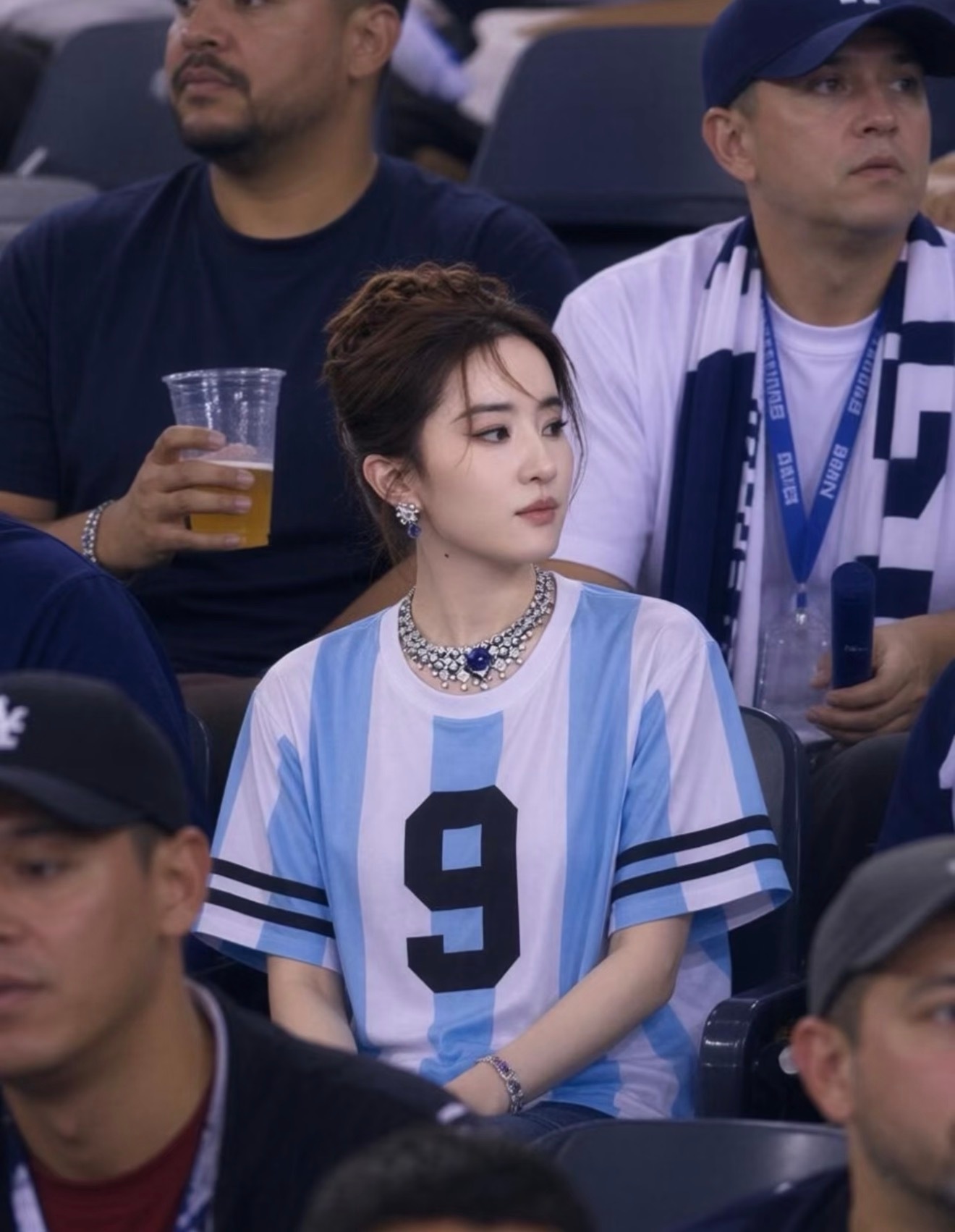 刘亦菲看球赛，不愧是大美女！真的好美世界杯 