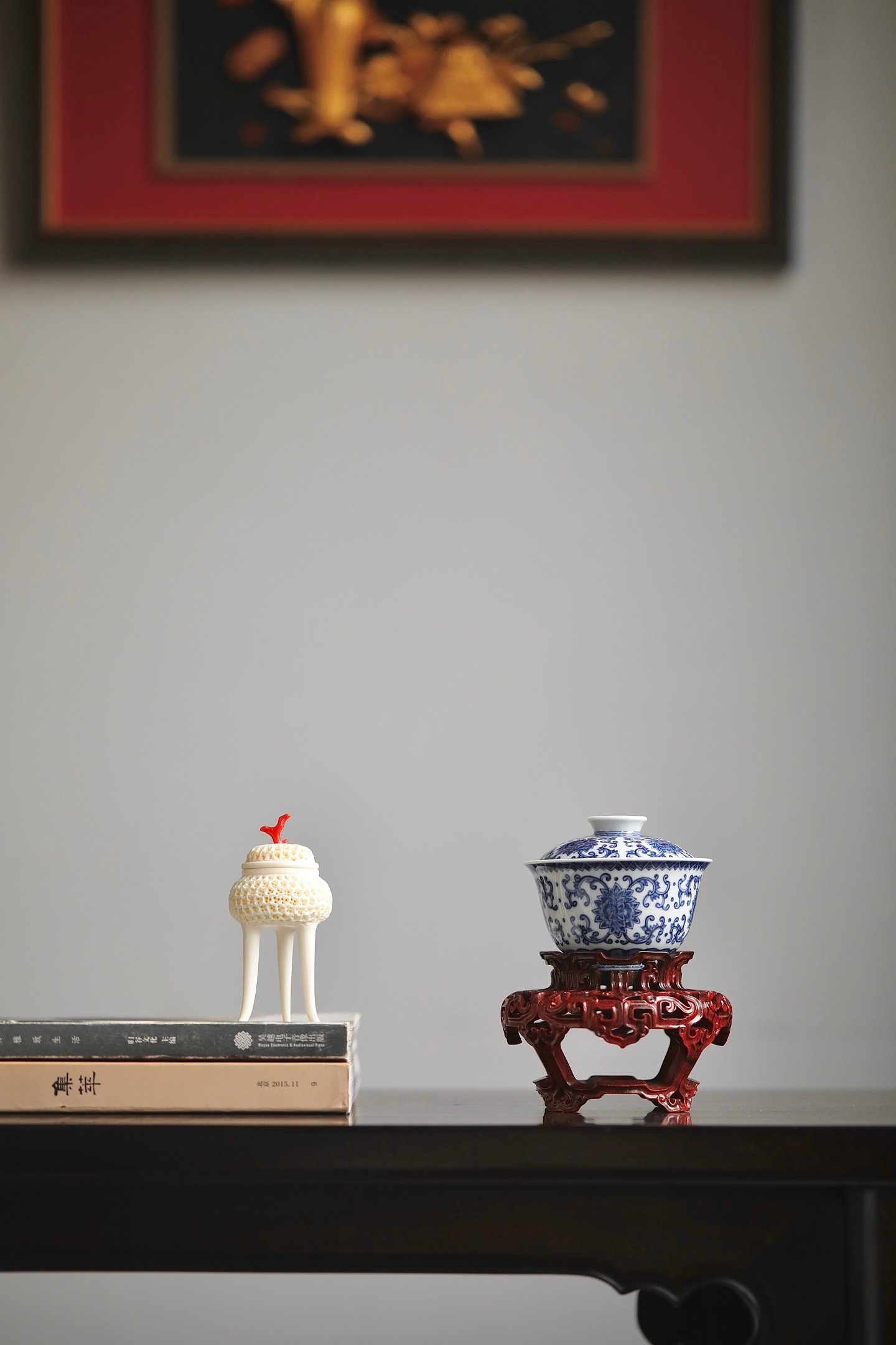 紫檀 | 器座以镂空的缠枝纹样，承载起器物的重量，更承起中式美学的古韵风华。置于