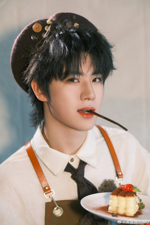 黄誉博黄誉博全身都是小面包黄誉博甜点师造型 太萌了 
