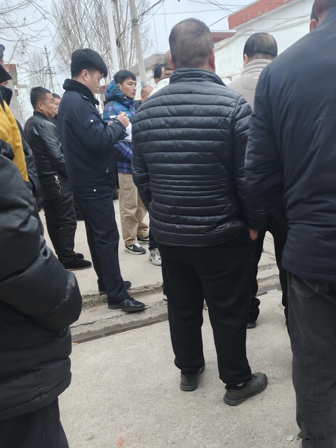 2026年2月15日，今天下午5点左右，到了年底要账却不给。十几个人来讨要工资，