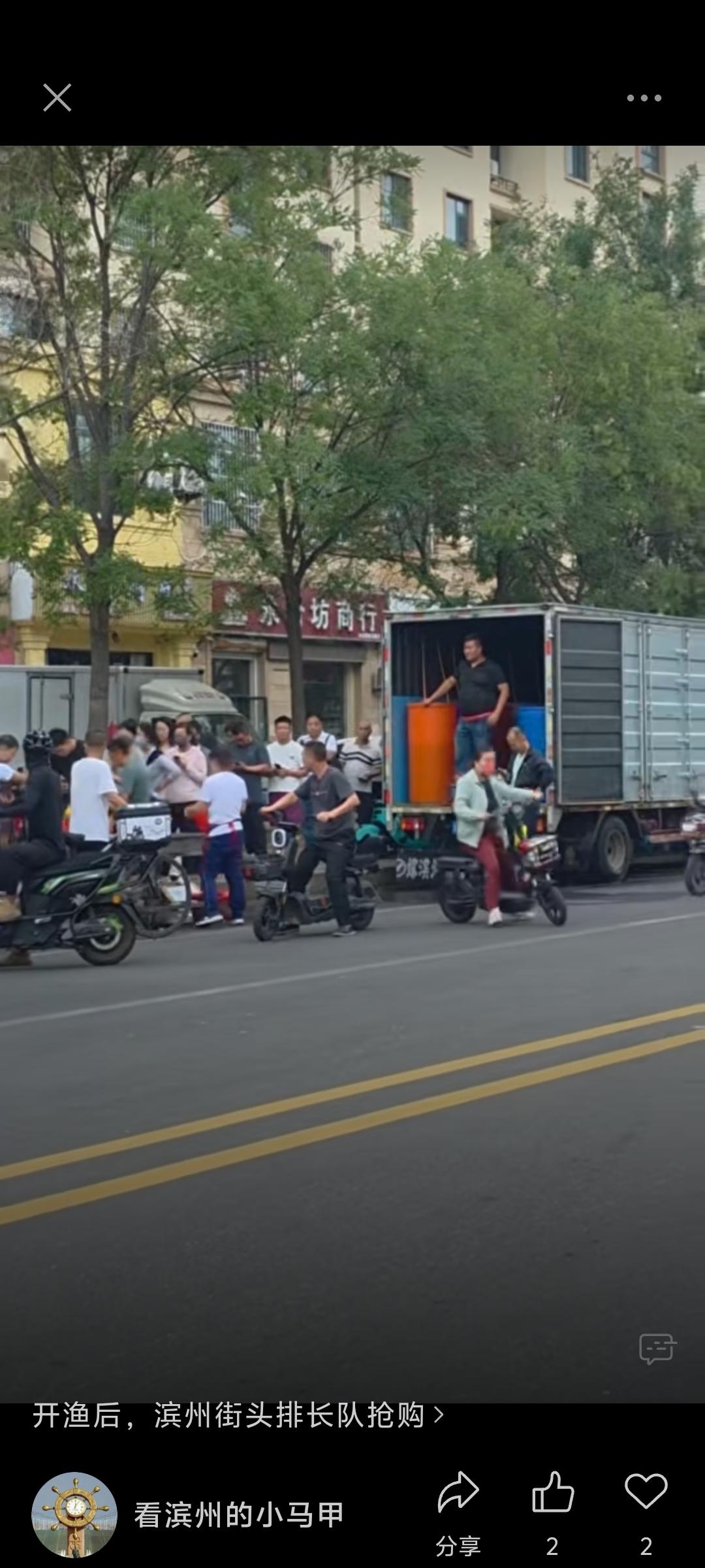 开渔后，滨州街头排长队抢购

近日，山东省滨州街头出现排长队买海鲜的场景，一些店