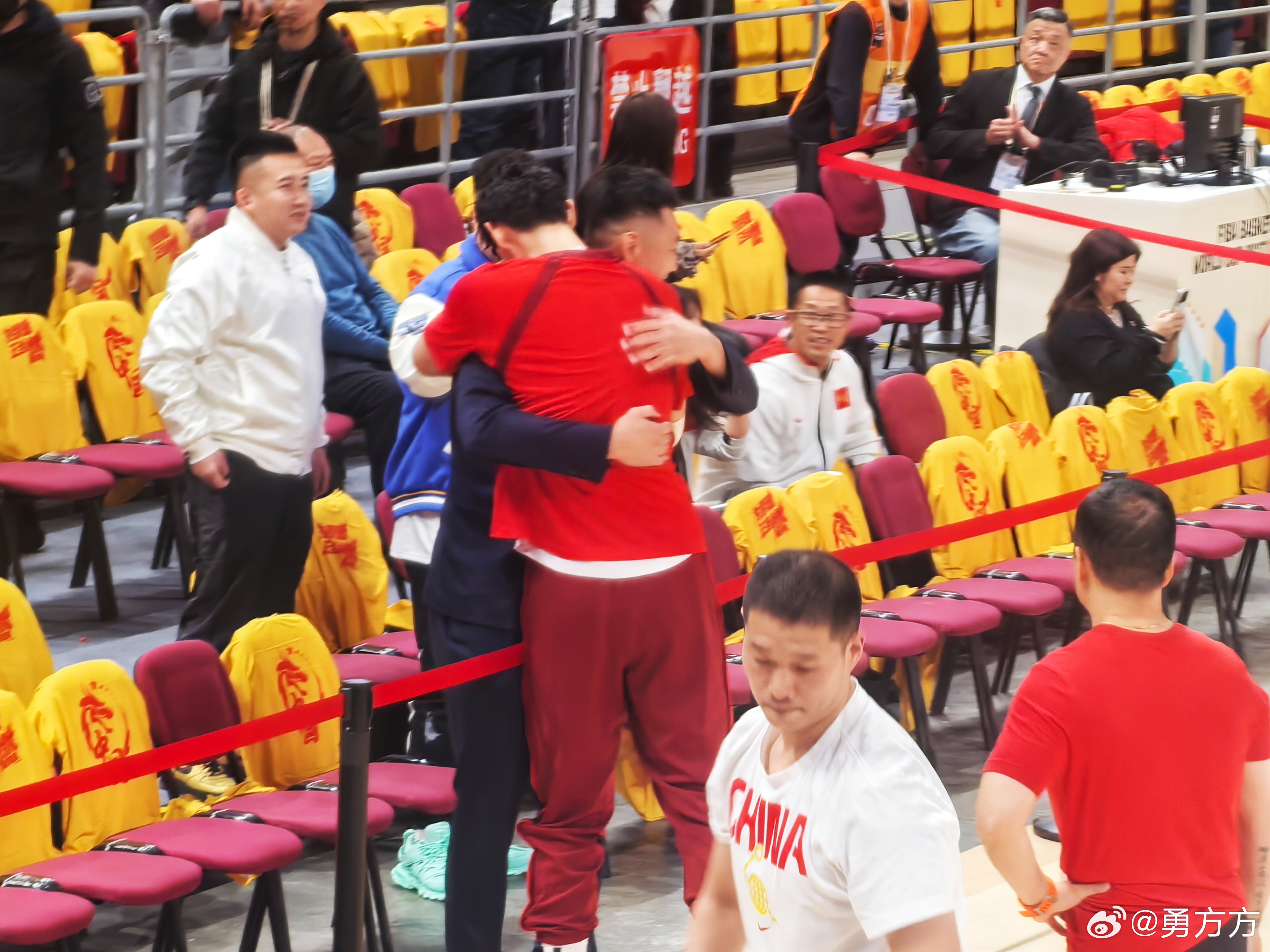 川队抵达五棵松现场，跟小曾一顿搂搂抱抱+悄悄话，随后又拉来赵睿热聊，聊完小曾送给