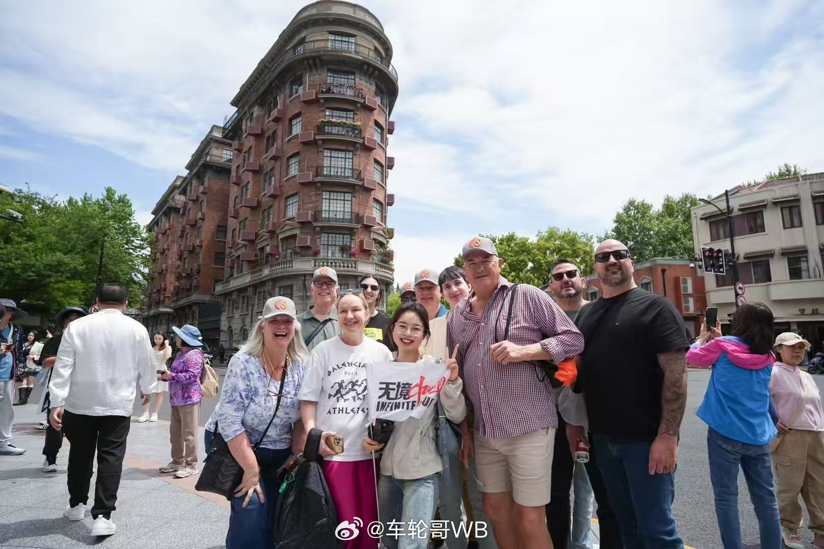 兵分两路。一路超爱新能源汽车的伙伴儿们开启上海车展二日游；另一路则组成了Shan