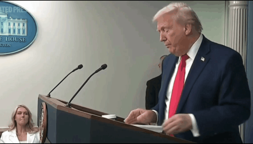 特朗普在新闻发布会上将一沓厚厚的“成就”直接扔在了地上。他自称都是上任一年来所做