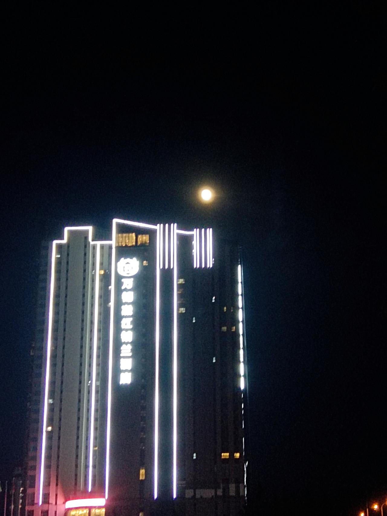 上联:一轮明月空中挂，邀请对下联上联:一轮明月空中挂，
          下联