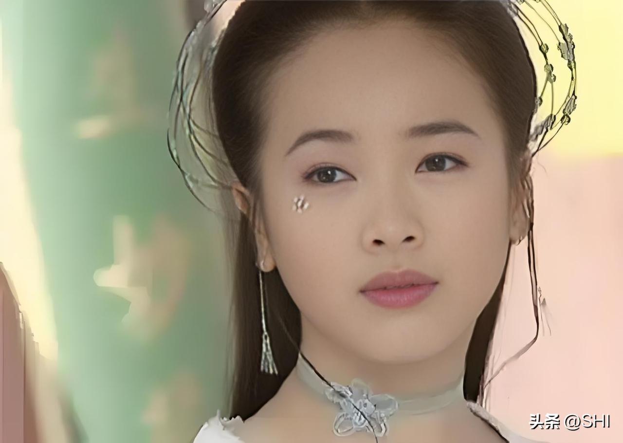 同样是“古装剧中脖子上带花”，左小青，王艳，钟欣潼，丁柳元，谁美？