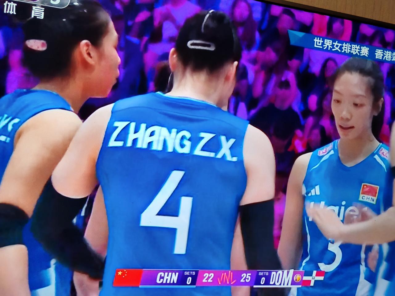 2026年7月11号世界女排联赛香港站的比赛，中国女排对阵多米尼加女排，第一局中