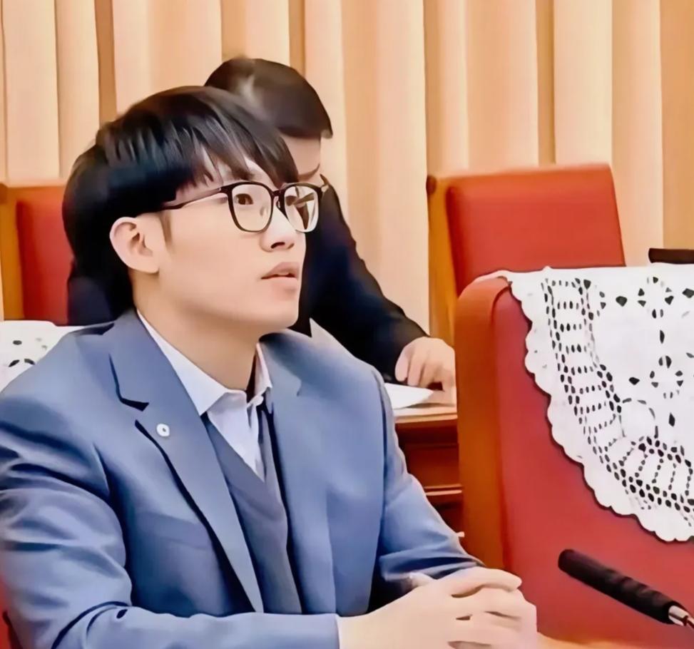 满屏都在喊“抓住梁文锋，还我血汗钱！”这话听着太扎心了。
 
最近这阵子，普通人